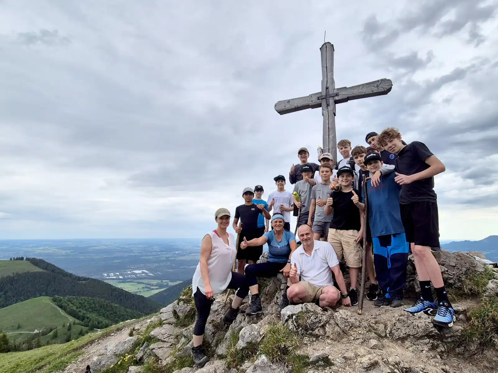 Image from Burghausen Ringen: Der Berg ruft! Runter von der Matte, rauf auf den Gipfel! 🏔️ Ein Aus...