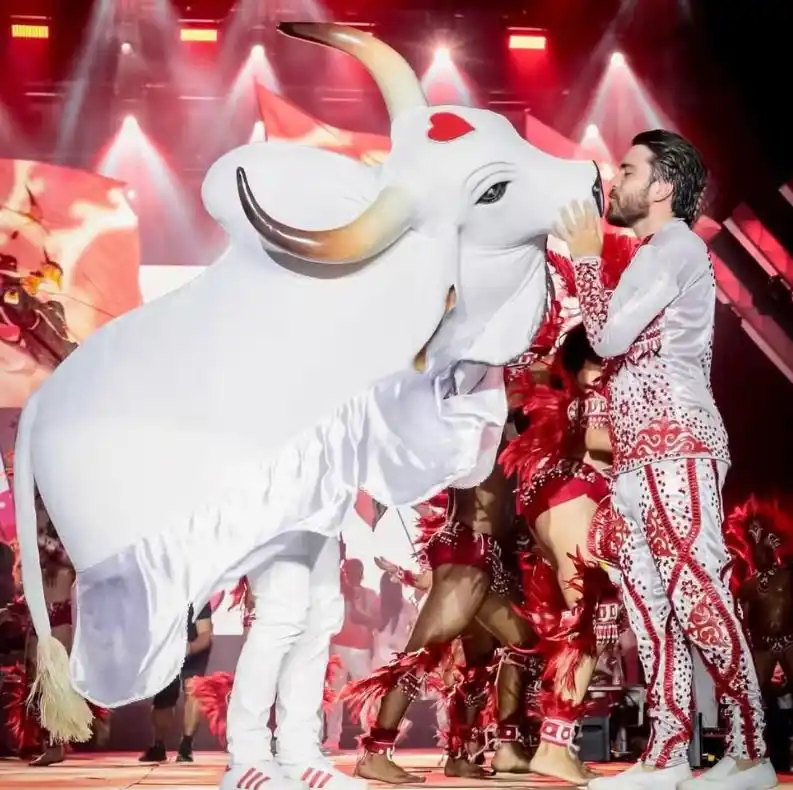 Image from g1 AM: *Garantido homenageia o 'Amo do Boi' em curral no sambódromo de Manaus...