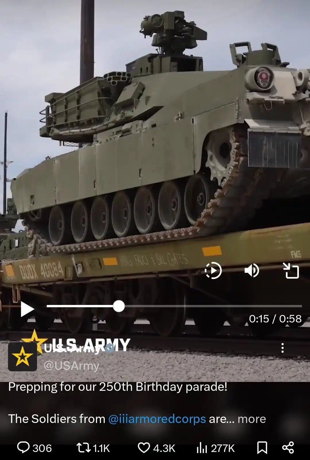 Image from RIMOLDI 🇨🇭: HANG FAUCI & BILL GATES» steht auf einem Zug der US Army, der Panzer a...