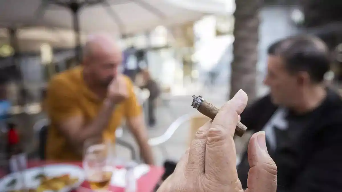 Image from La Opinión de Murcia: 🚭 *Sanidad amplía los espacios libres de humo*: prohibirá fumar en ca...