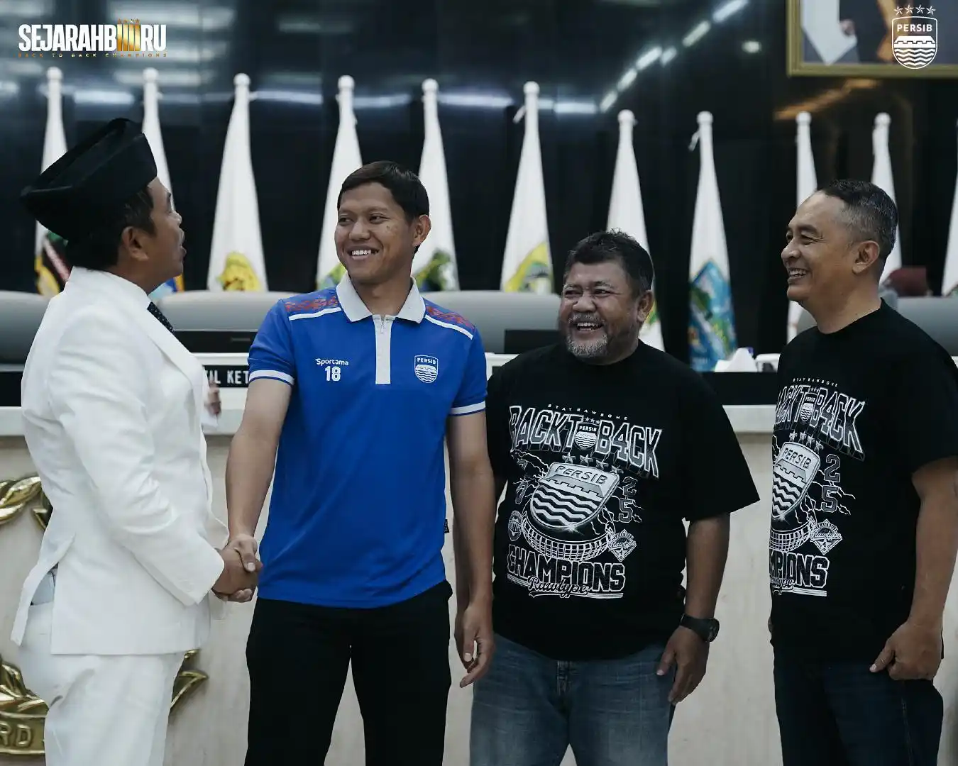 Image from PERSIB: Adam Alis terima bonus juara dari Gubernur Jawa Barat https://persib.c...