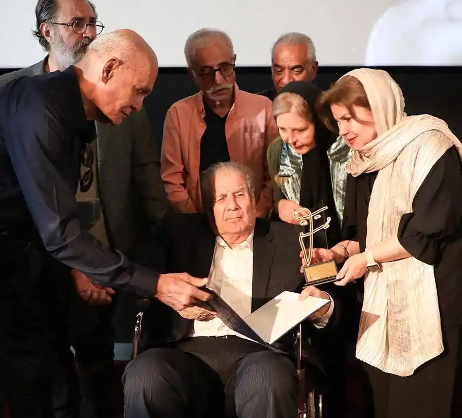 Image from ایرنا: اولین نشان سپاس موزه سینما به بیژن محتشم، گریمور پیشکسوت اهدا شد 🔹آی...