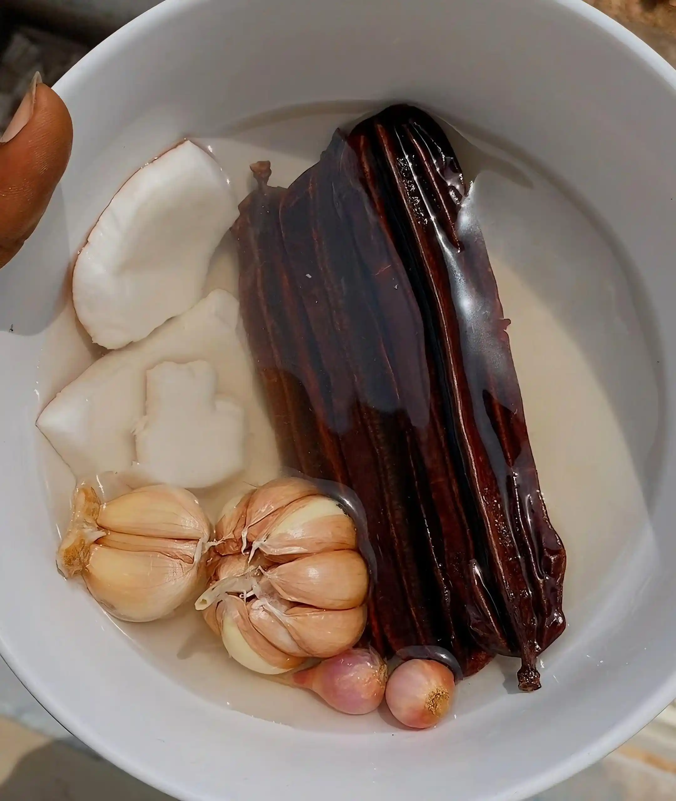 Image from NUTRITIONIST HENRY: Here are the ingredients: - Tamarind pods (the dark brown, segmented ...