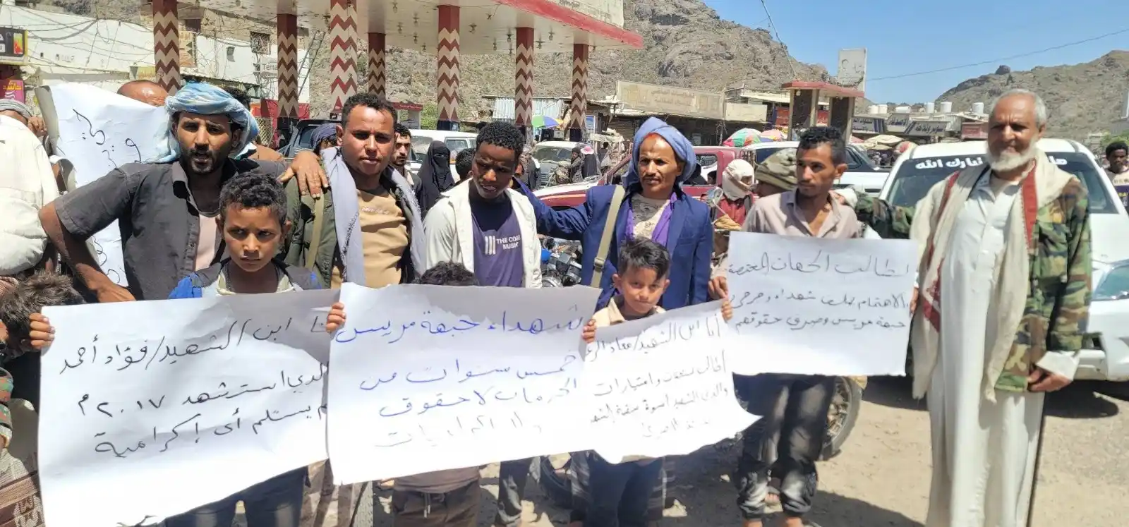 Image from المصدر أونلاين - أخبار اليمن: وقفة احتجاجية في مريس للمطالبة بحقوق "الشهداء والجرحى" المنقطعة منذ خم...