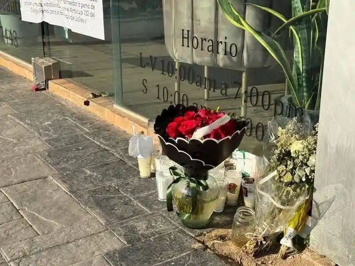 Image from QUADRATÍN SLP 🔸🔶 NOTICIAS 🔶🔸: ¿PERDÓN O MENSAJE OCULTO? 🖤🌹 Un ramo de rosas rojas con un listón y...