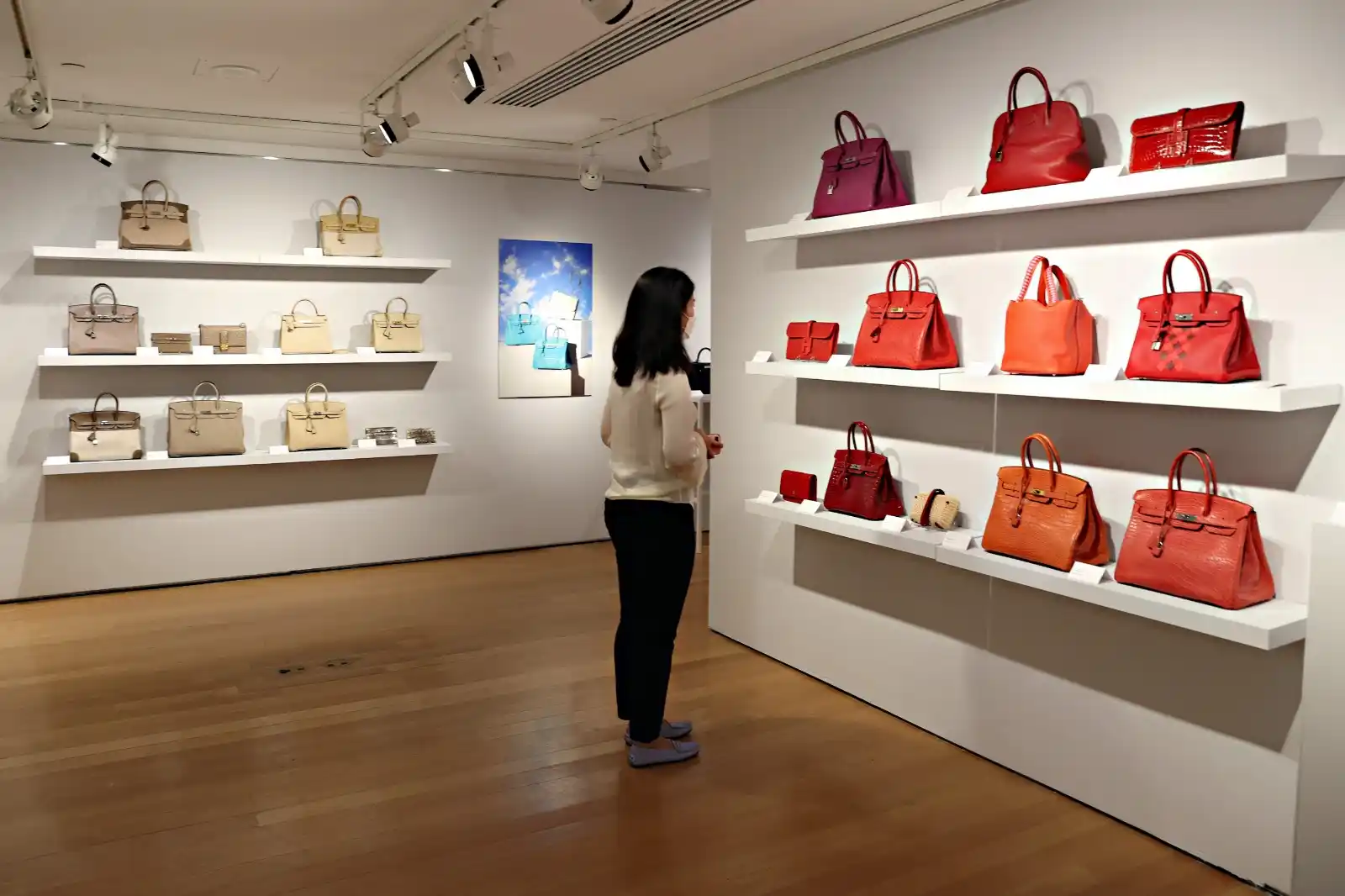 Image from RTP Notícias : *A Birkin tornou-se um ícone da moda para quem tem disponíveis muitos ...