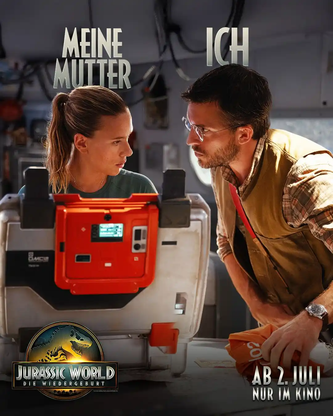 Image from Jurassic World: Die Wiedergeburt: Bei den Eltern zu Hause beim Einrichten jeglicher Technik - Komplette ...
