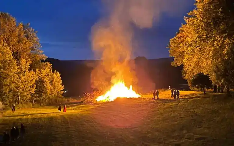 Image from Bayreuther Tagblatt : Damit das Sonnwendfeuer kein Fall für Feuerwehr und Naturschutz wird: ...