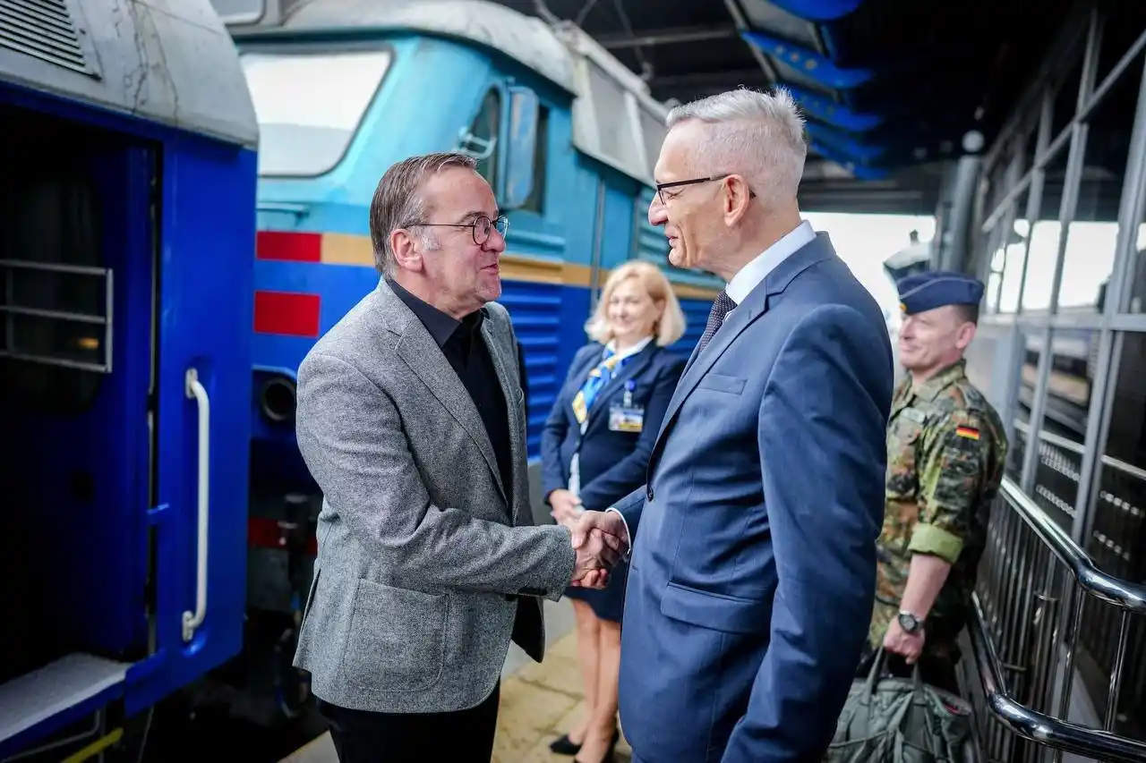 Image from Haqqin.az: *🇩🇪 Глава Минобороны ФРГ Писториус прибыл в Киев обсудить продолжени...