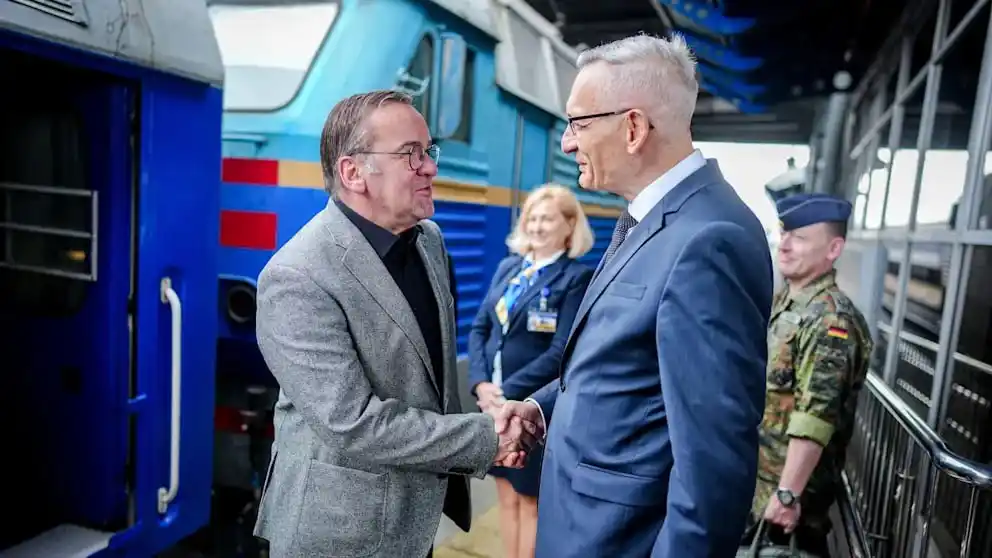 Image from Haqqin.az: 🇩🇪 *Министр обороны Германии прибыл с необъявленным визитом в Киев* ...