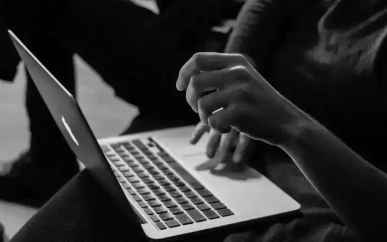 Image from Bayreuther Tagblatt : Eine 33-jährige Frau aus Hof ist Opfer eines Internetbetrugs geworden,...