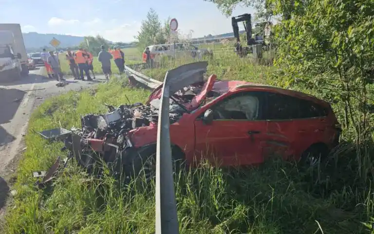 Image from Bayreuther Tagblatt : Großes Glück hatte ein Autofahrer bei einem Zusammenstoß mit einem Lkw...