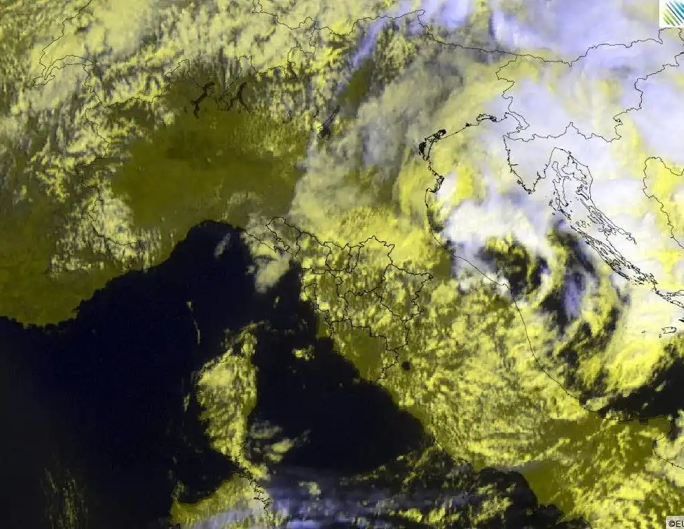 Image from Consorzio Lamma Meteo: L'immagine satellitare mostra, sull'alto Adriatico, la presenza del vo...