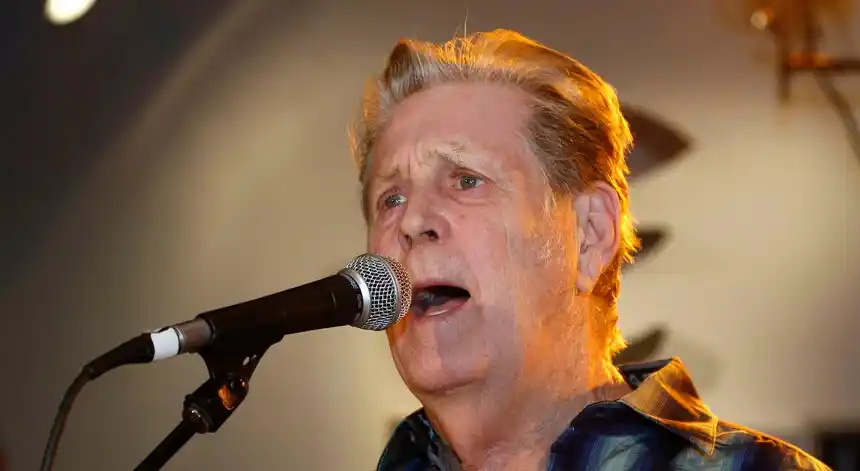Image from RTP Notícias : *Morreu Brian Wilson dos Beach Boys* O co-fundador dos Beach Boys mor...