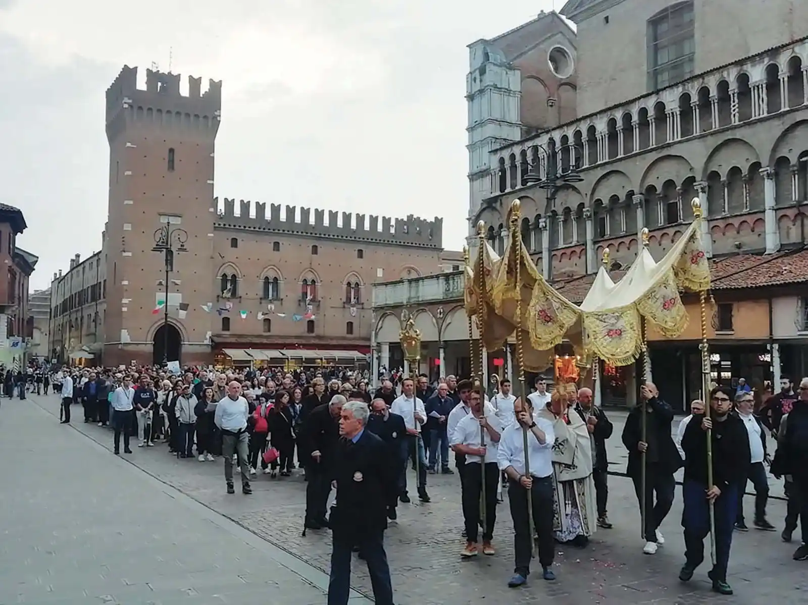 Image from La Voce di Ferrara-Comacchio: *PRESENZA REALE FRA NOI* Ecco “La Voce” del 13 giugno 2025 https://w...