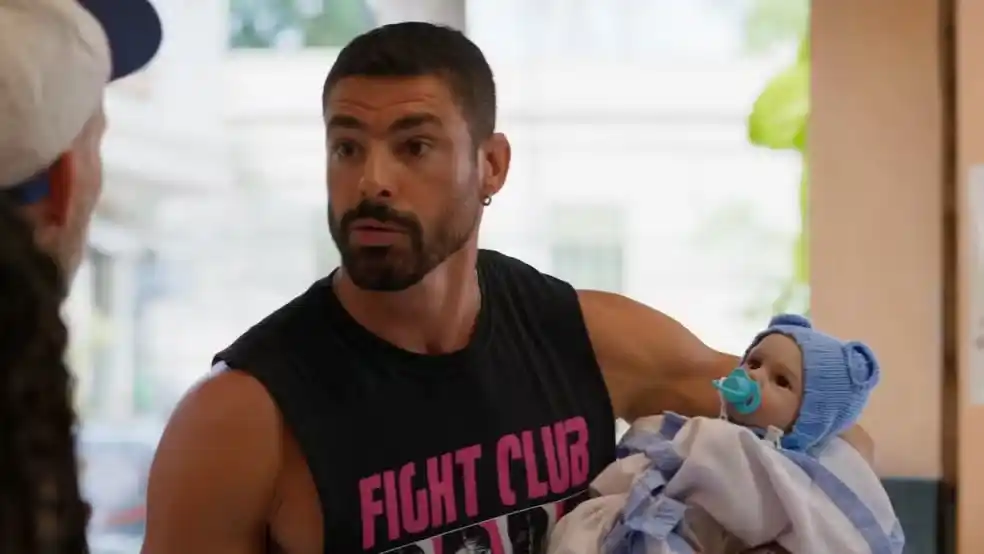 Image from gshow | Novelas, TV e Famosos: *Vale Tudo*: *César* tem ataque por causa de bebê reborn 😰 Saiba mais...