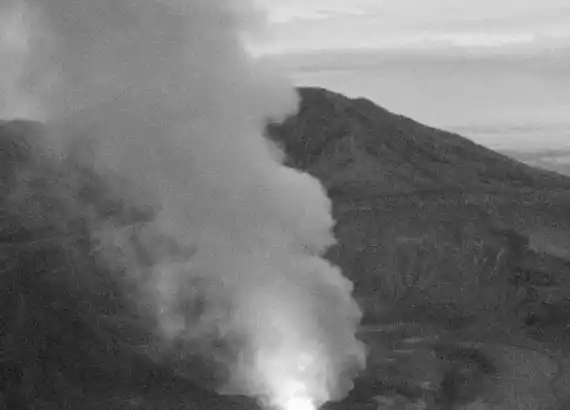 Image from Noticias Monumental: Volcán Poás registró erupción que alcanzó mil metros con emanación mod...