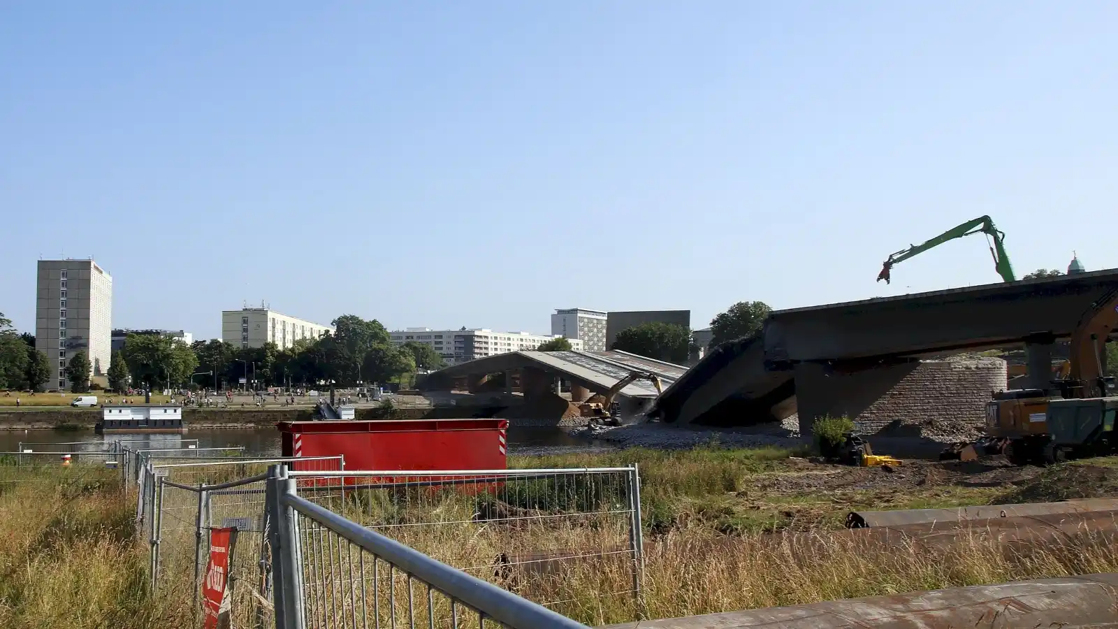 Image from Neustadt-Geflüster: *Carolabrücke gefallen* * Im Laufe des Nachmittags sind nun auch die Z...