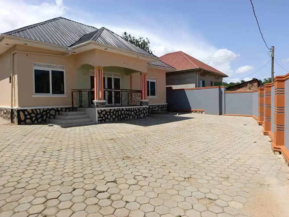 Image from Stk consults Kampala : Quick sale 3* Bedrooms & *2* Indoor Toilets + Bathrooms Sitting & Di...