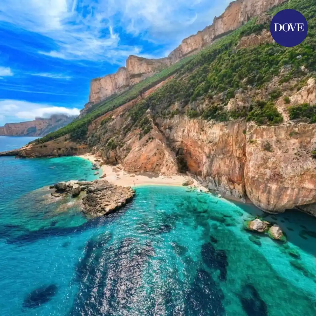 Image from Doveviaggi.it: *🏖️ Sardegna 2025: le spiagge più belle... solo su prenotazione! 📲🌊...