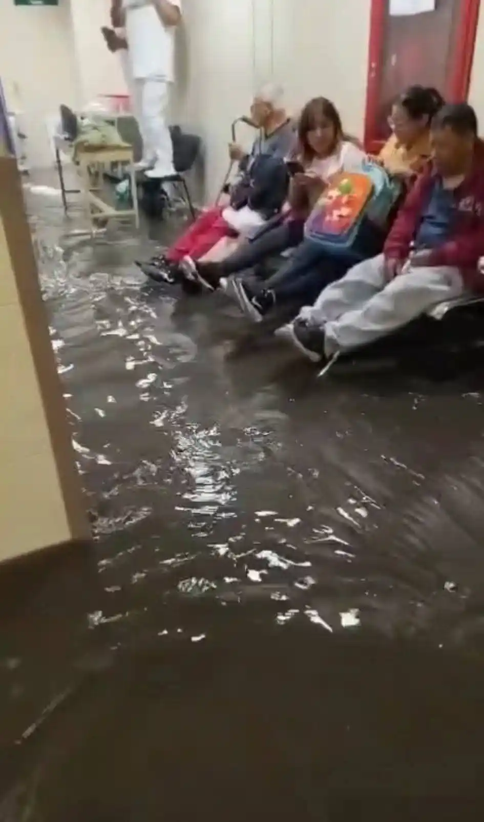 Image from Mekashinev: Urgente 🚨 Reportan inundación en el Hospital de Los Reyes La Paz. Pas...
