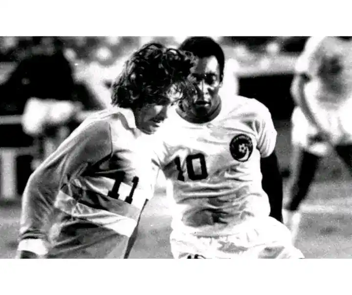 Image from 🔰WARKOP OLD TRAFFORD🔰: 📸 *Dua legenda. Satu liga* 💥 Pelé dan George Best saling berhadapan...