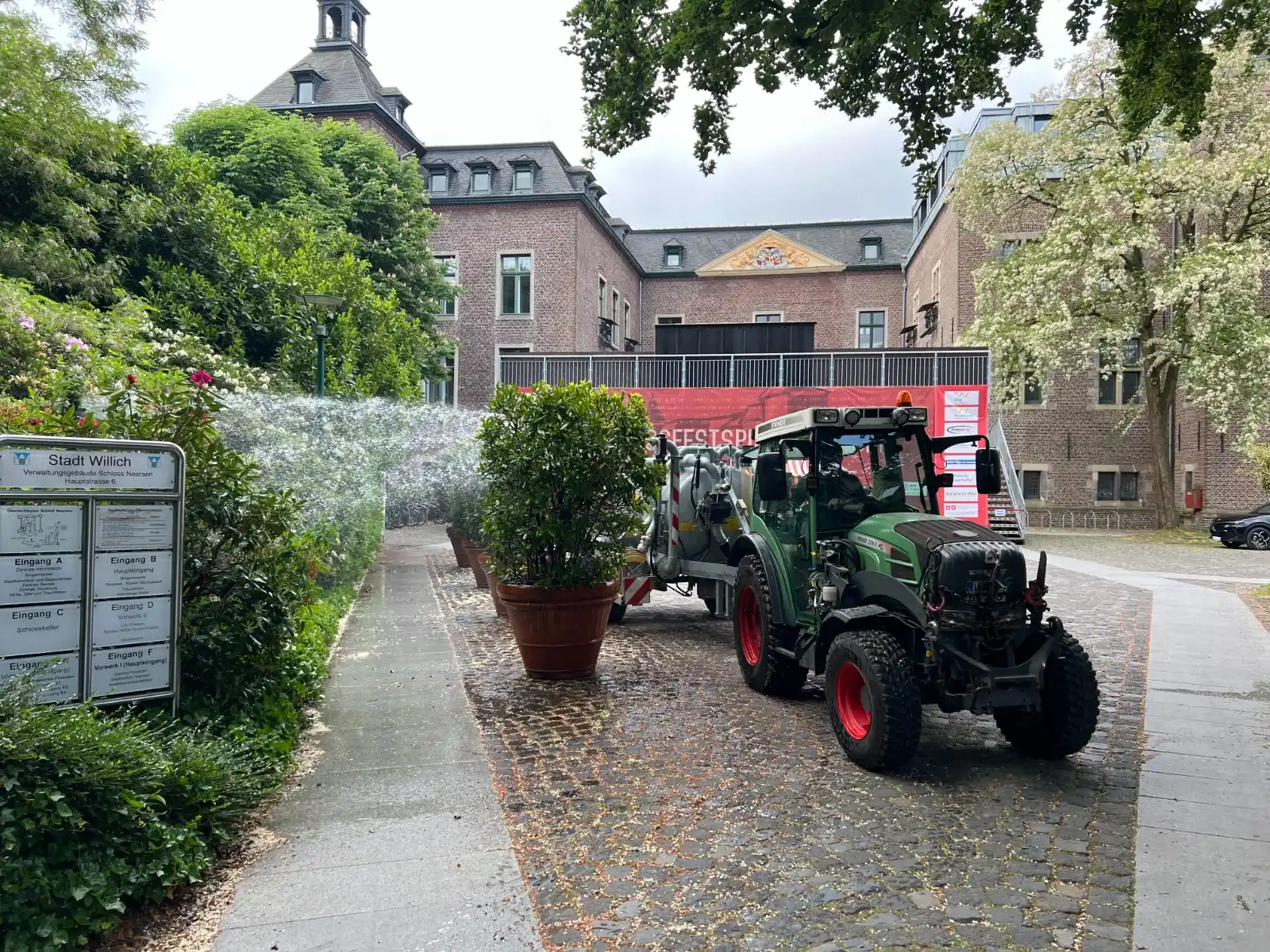 Image from Stadt Willich : Einfach zuuuu trocken: Das GBW-Team (Gemeinschaftsbetriebe Willich) ko...