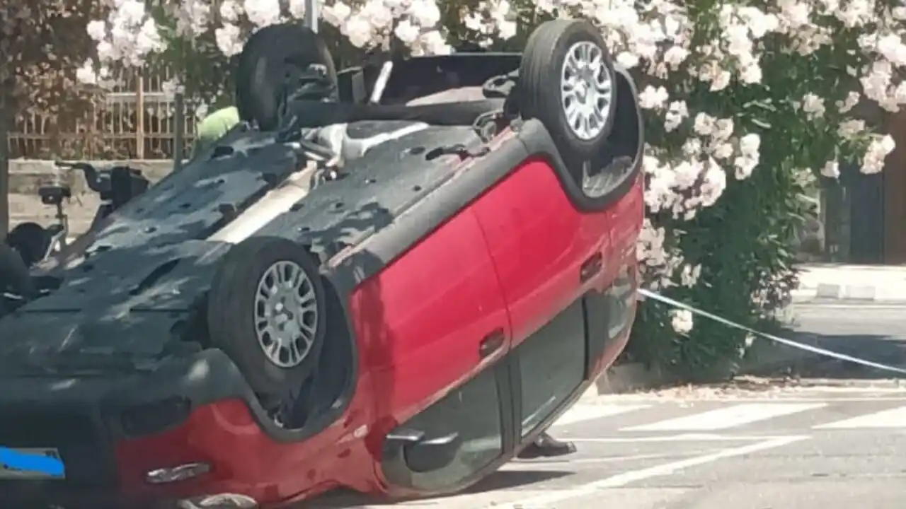 Image from IlPescara: Incidente in via Rio Sparto: un'auto si ribalta dopo lo scontro con un...