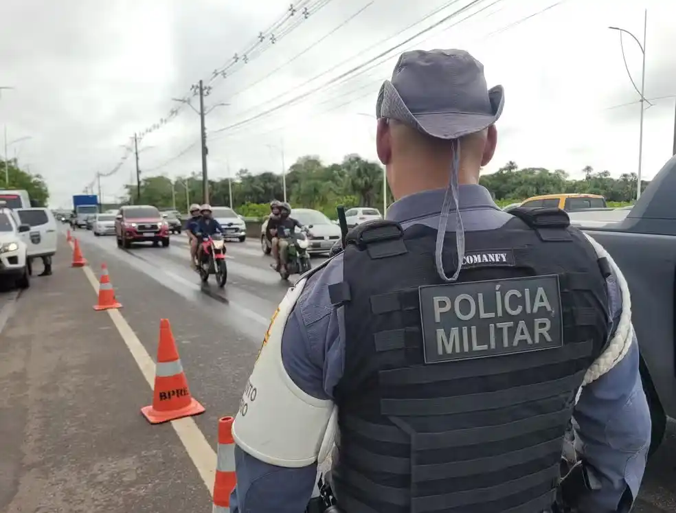 Image from g1Amapá: *Motociclista morre ao bater em poste na rodovia Duca Serra, em Macapá...