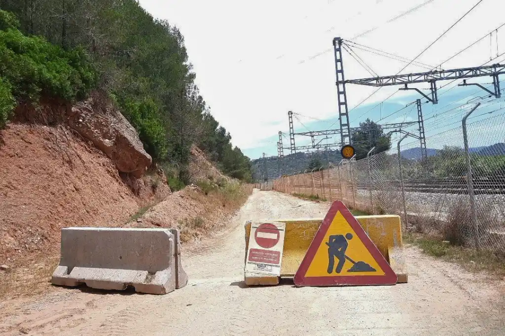 Image from Ajuntament de Castellbisbal: *OBRES CAMÍ ENTRE L’ESTACIÓ DE RODALIES I COSTABLANCA* 🚧 ADIF ha pos...