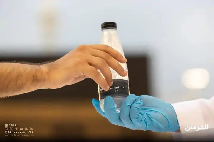 Image from Catatan Santri: Selama musim haji di Masjidil Haram:  * Sebanyak 54.077.000 gelas air ...