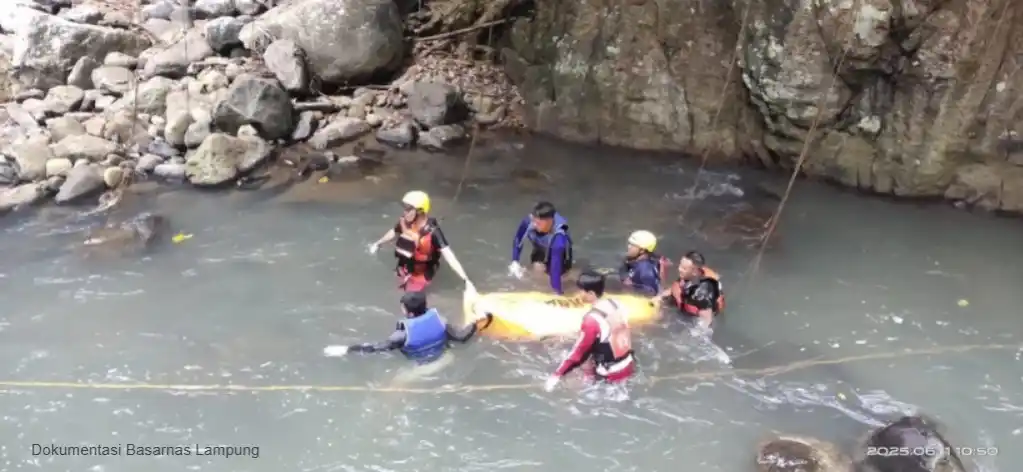 Image from Harian Kompas (Kompas.id): *Berenang di Air Terjun, Dua Remaja di Lampung Tewas Tenggelam* Dua r...