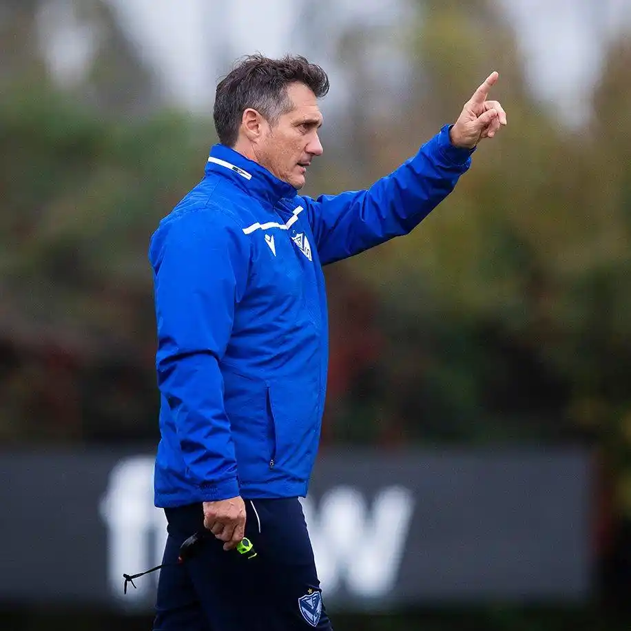 Image from EL SHOW DE VÉLEZ💙🤍: ⚽️✍️ BUEN DÍA FORTINEROS 💪 Hoy los jugadores de <a class="text-blue-...