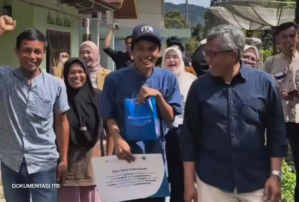Image from Harian Kompas (Kompas.id): *Cerita Devit Febriansyah, Anak Buruh Kayu Manis di Agam yang Lolos IT...