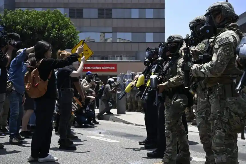 Image from exxpress.at: *Demos in Los Angeles: Trump schickt 700 Marines und weitere Nationalg...