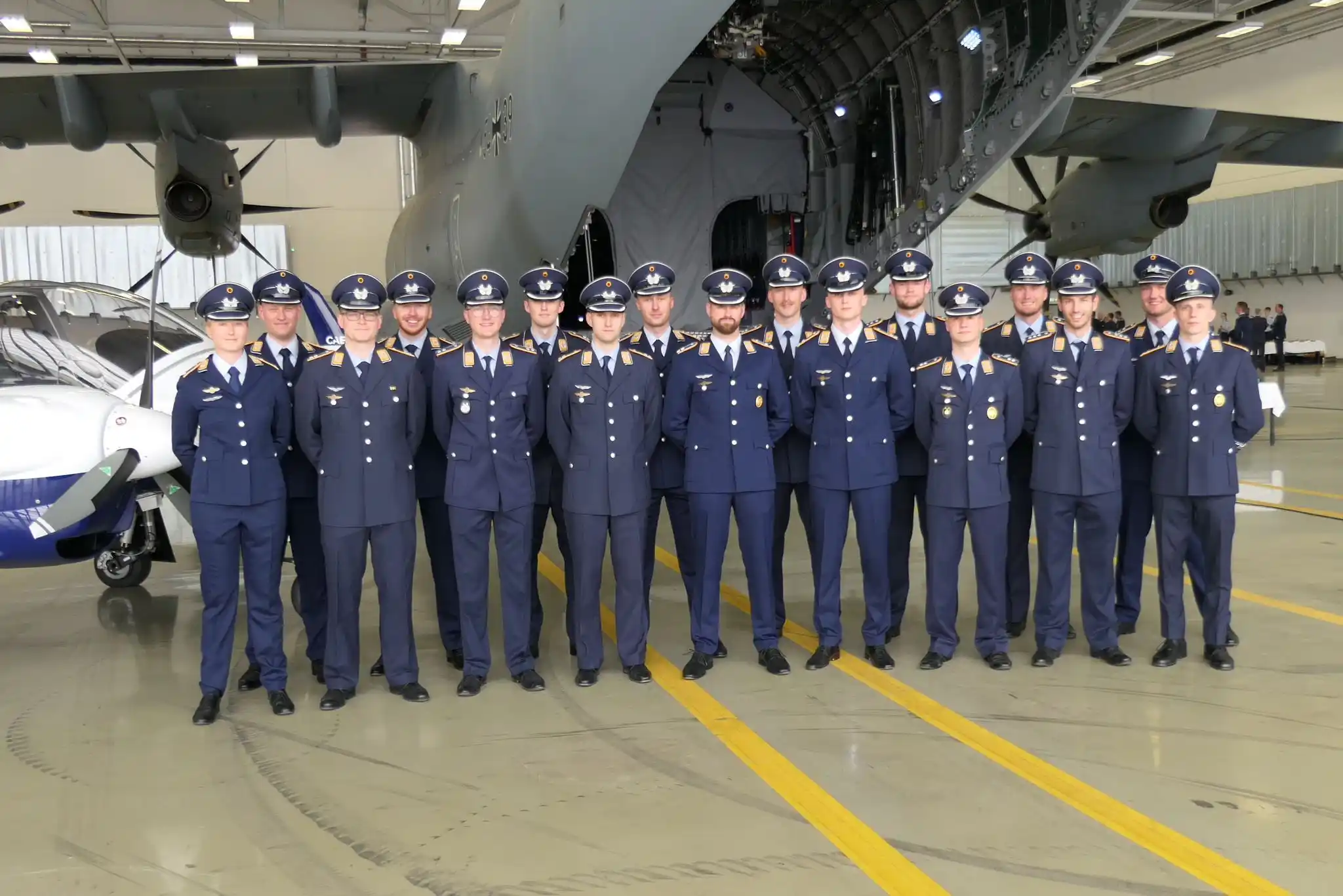 Image from Team Luftwaffe : ✈️ *Graduierung in Wunstorf!* 🎓 17 junge Nachwuchspilotinnen und -pi...