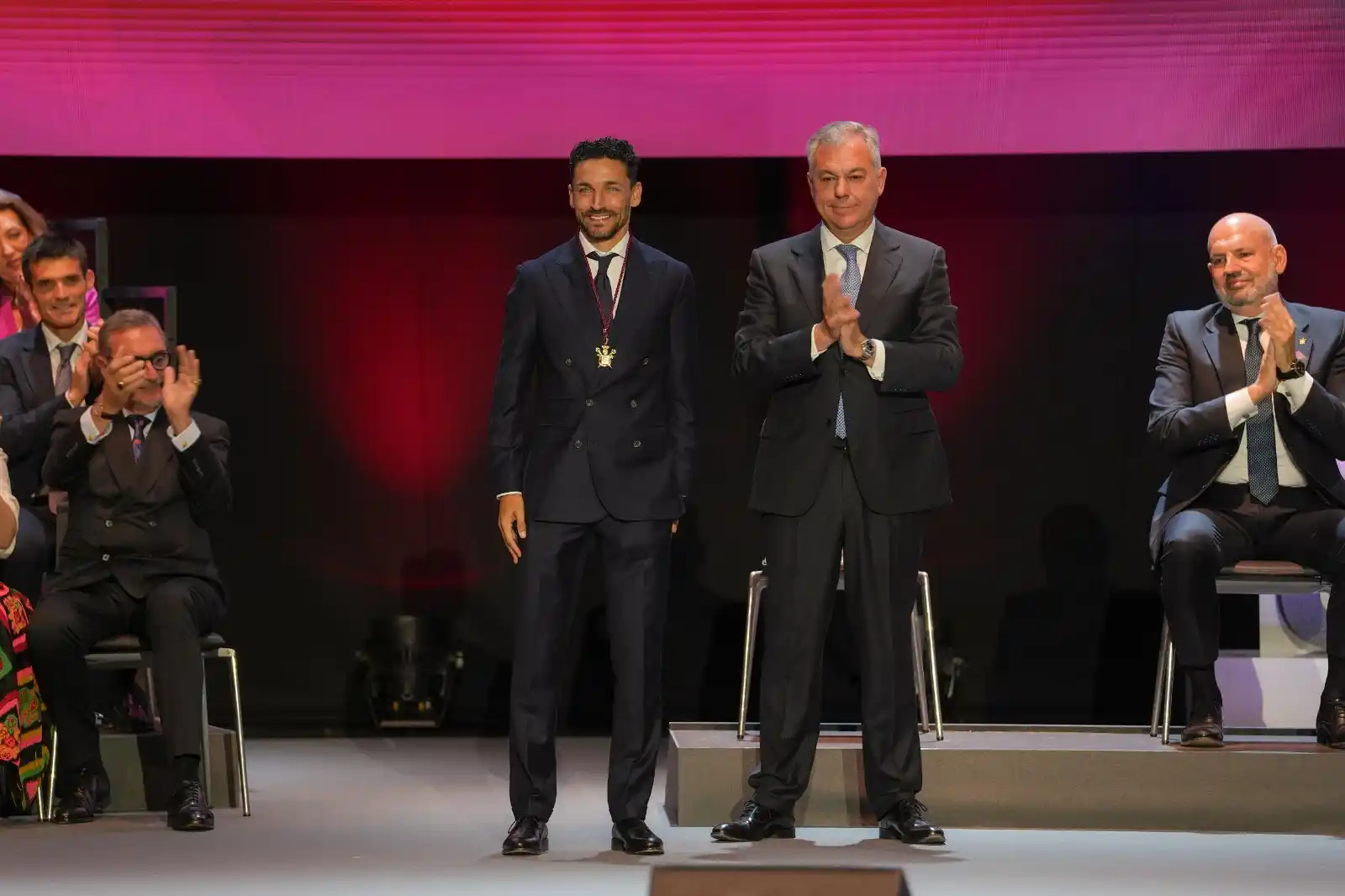 Image from Sevilla FC: 🎖️ Jesús Navas recibe la medalla de Sevilla 2025. 👏 🔗 https://sev...