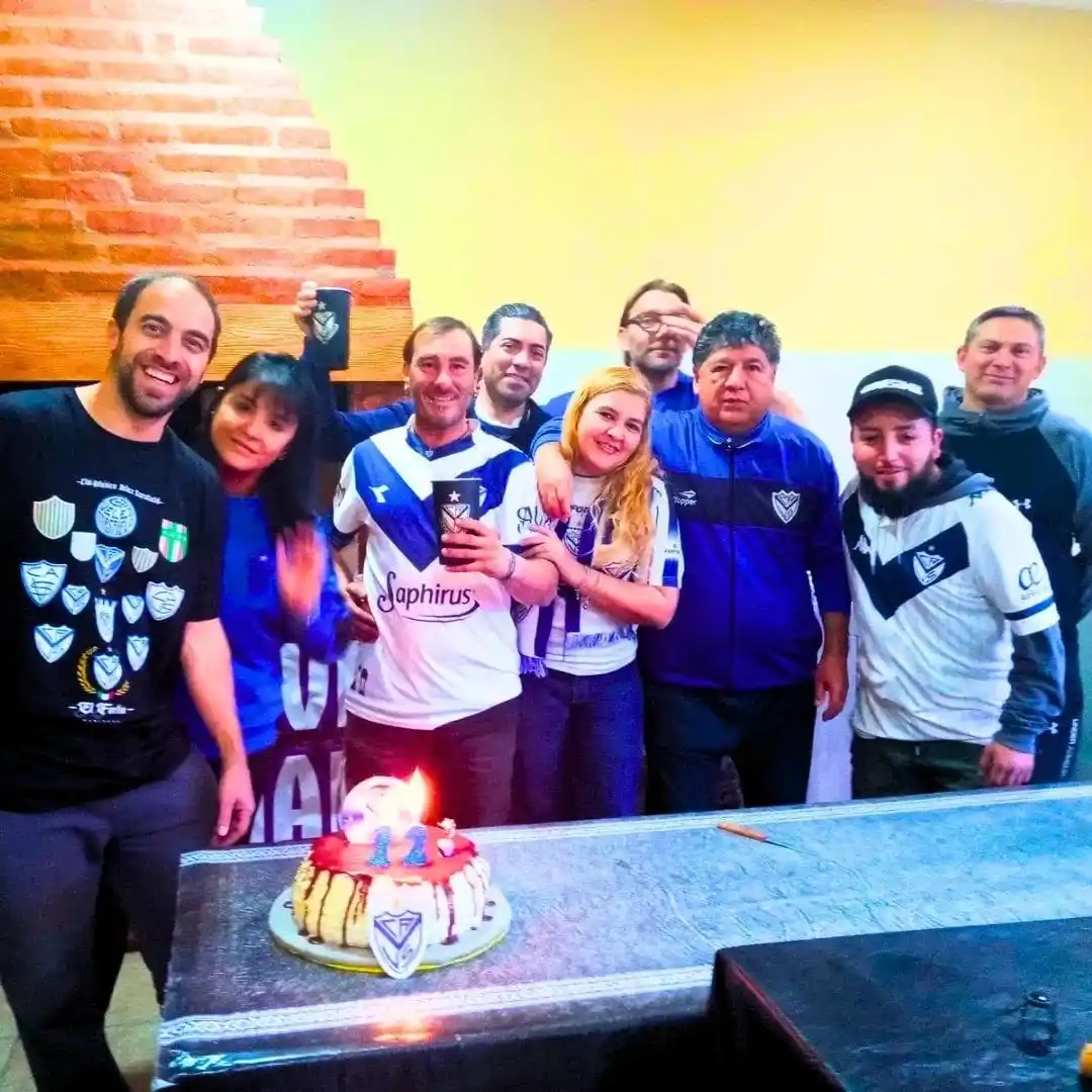 Image from EL SHOW DE VÉLEZ💙🤍: PEÑAS VELEZANAS 💙🤍 🎂FELIZ 12 AÑOS A LA PEÑA @penavelezcomahue 🎉 �...
