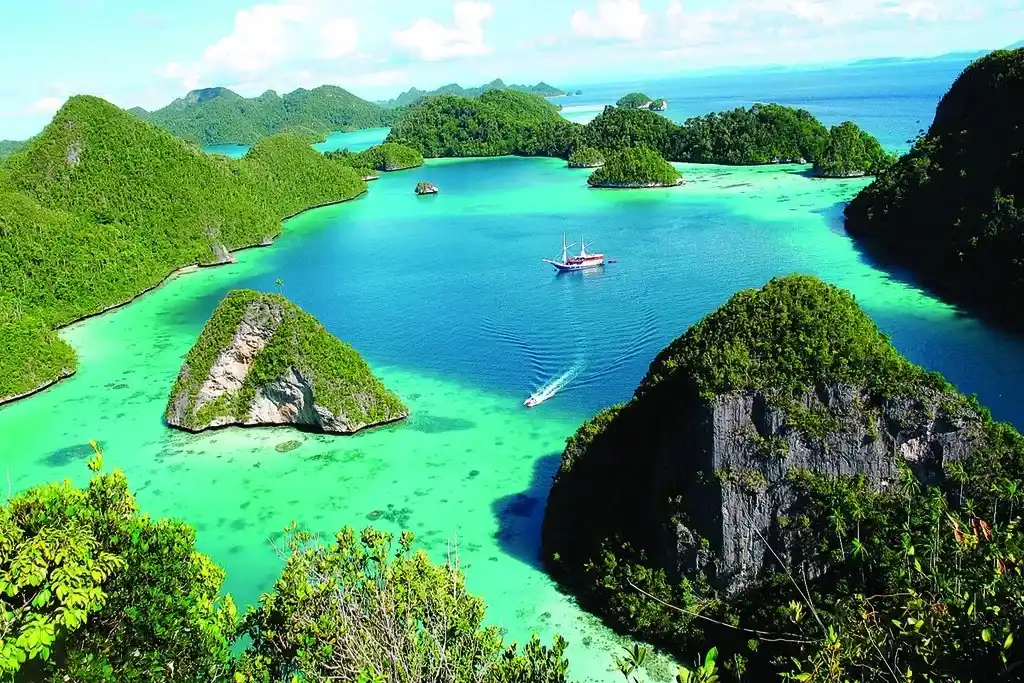 Image from Harian Kompas (Kompas.id): *Polemik Nikel Raja Ampat, Cerminan Buruk Tata Kelola Konsesi Pertamba...