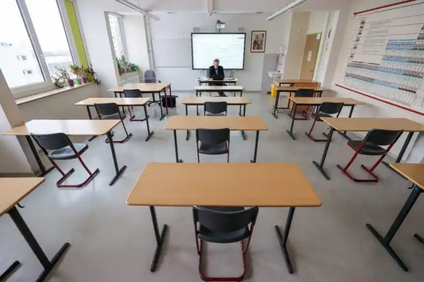 Image from exxpress.at: *Schulen zu – Gewalt stoppen? Experten fordern sofortige Schließung bi...