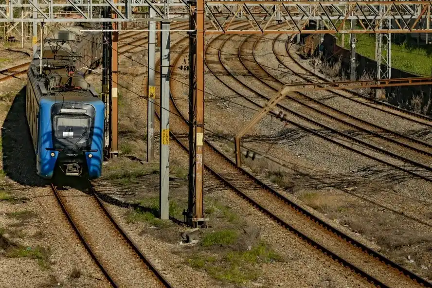 Image from Jornal Extra: *Tiroteio em Cordovil afeta circulação de trens da Supervia* ➡️Leia a...