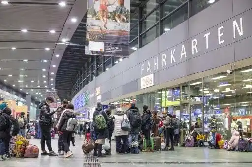 Image from exxpress.at: *Ukraine-Flüchtlinge: Länder fordern Rückkehr, EU bremst* Während Öst...