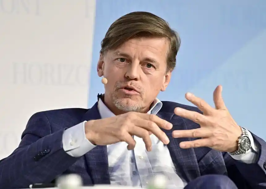 Image from exxpress.at: *Veit Dengler (NEOS) im Podcast: Warum Sky Shield für ihn längst überf...