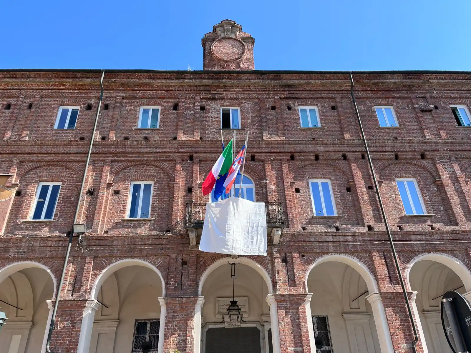 Image from Città di Chivasso: ⚪ *Da questa mattina, Palazzo Santa Chiara espone il drappo bianco del...
