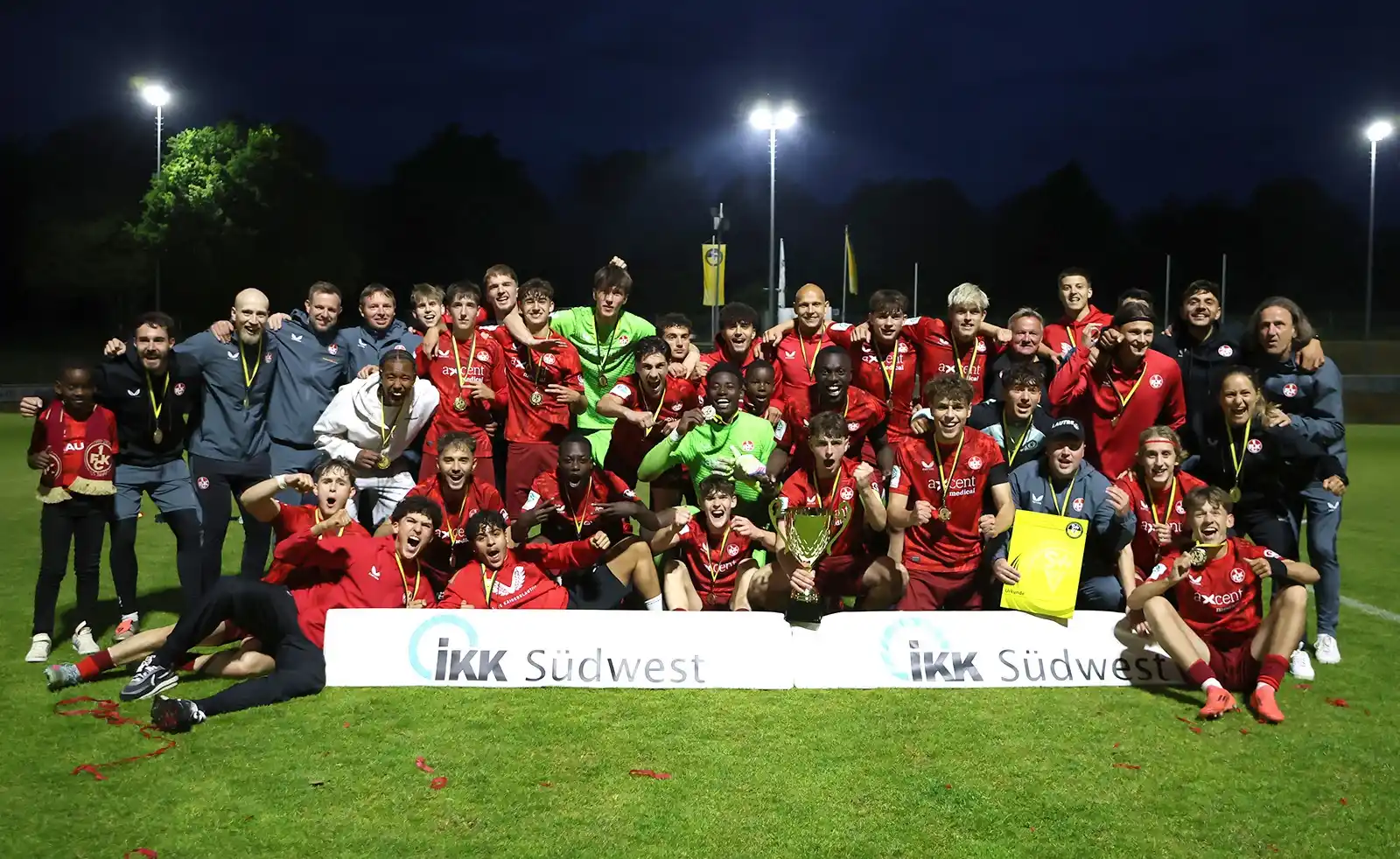 Image from 1. FC Kaiserslautern: Die FCK-U19 holt mit einem Sieg gegen den 1. FSV Mainz 05 den IKK Südw...