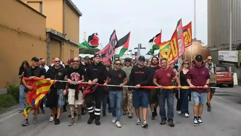 Image from Il Secolo XIX: *Genova, presidio e corteo a varco Etiopia contro il traffico di armi ...
