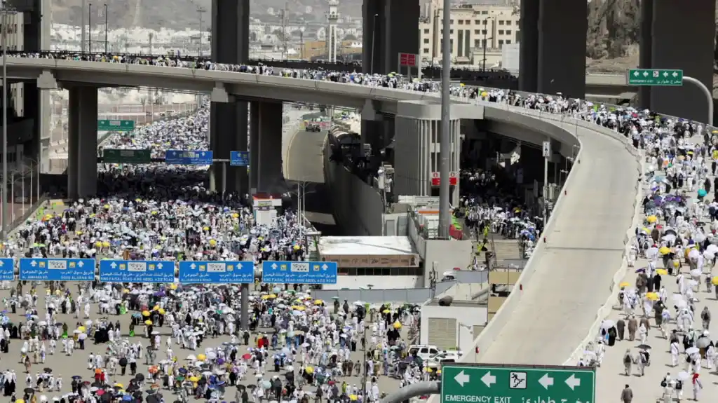 Image from قناة الإخبارية: حجاج بيت الله الحرام يرمون الجمرات الثلاث في ثاني أيام التشريق للمزيد...