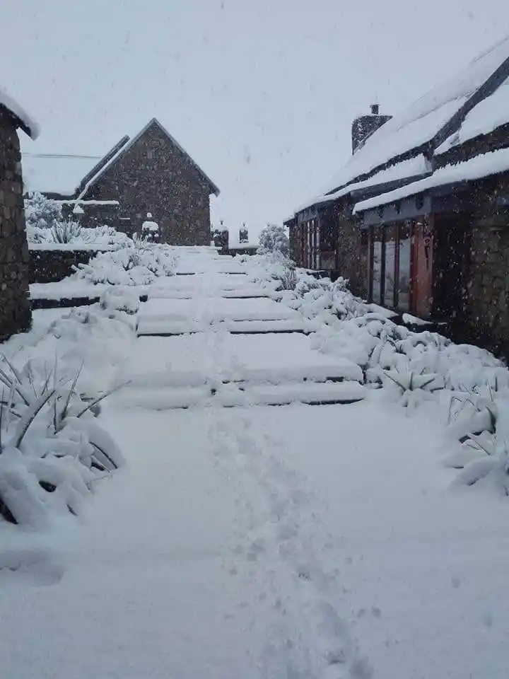 Image from Iyi si WhatsApp Channel by pr Hakizimana Maurice : Iyi si || Muri Afurika y’Epfo bagusha neige,mu turere tumwe na tumwe. ...