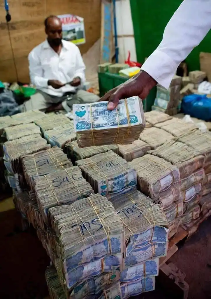 Image from Iyi si WhatsApp Channel by pr Hakizimana Maurice : Iyi si||Somaliya bakorera amafaranga bacuruza ayandi! Ku muhanda, nk’a...