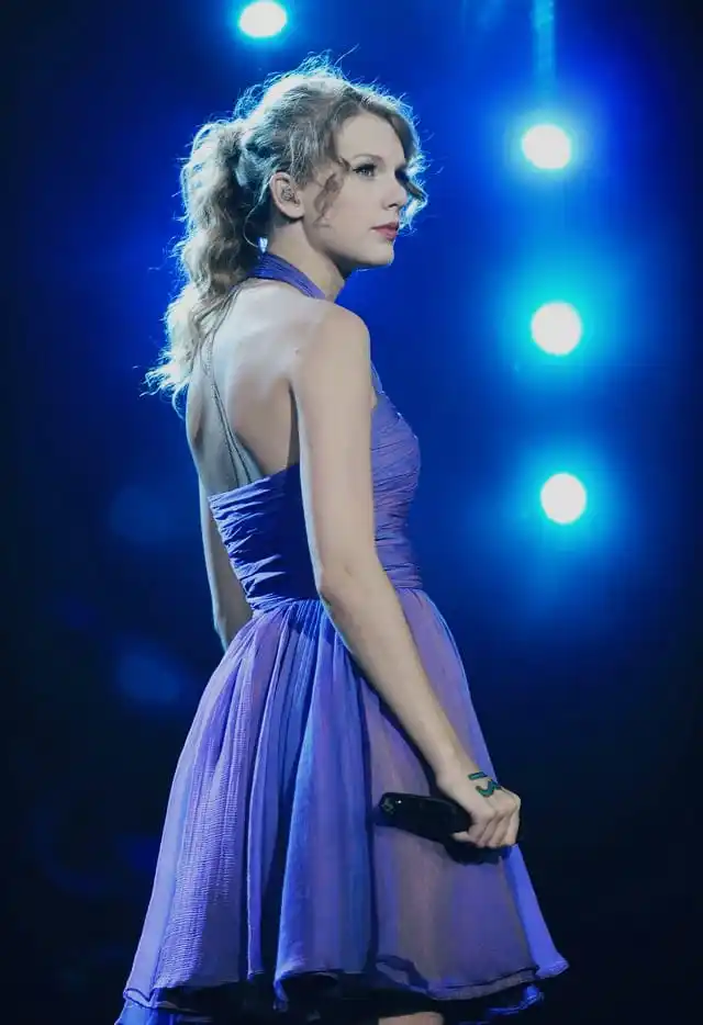 Image from Taylor Swift | Español 💚💛💜❤️🩵🖤: *Lavender Grace* 💜👗 > Mini vestido en gasa lavanda con escote halt...